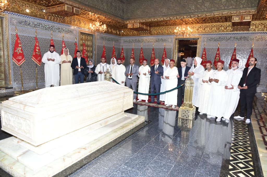 وفد رفيع المستوى برئاسة نقيب الشرفاء الأدارسة يترحم على روحي جلالتي المغفور لهما محمد الخامس والحسن الثاني