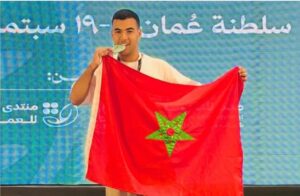 طالب مغربي يتألق في مؤتمر المناخ بعُمان ويتصدر التصنيف الوطني​