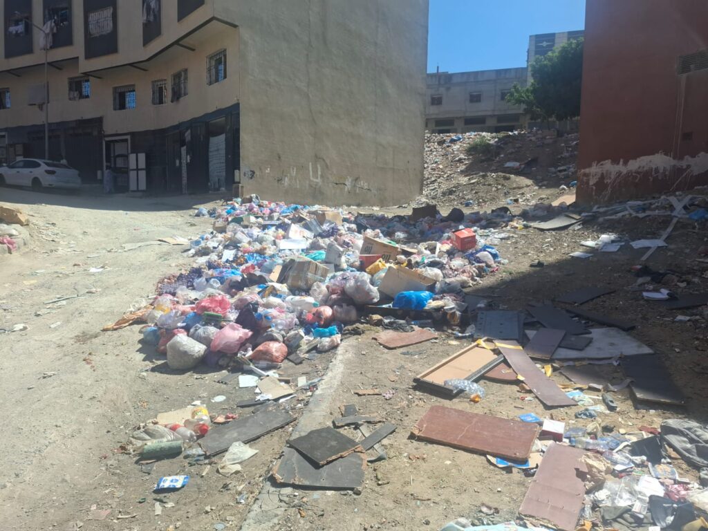 أزبال دهر القنفود تحاصر سكان طنجة وتغرق حياً سكنياً في كارثة بيئية