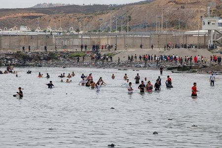 إسبانيا ترحّل أكثر من 200 مهاجر من سبتة المحتلة